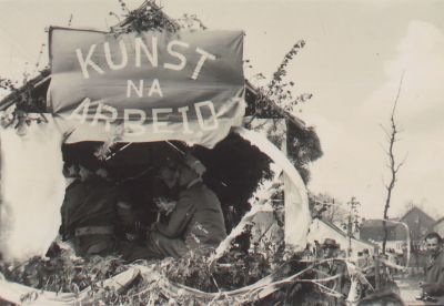 Toneel
Vereniging Kunst na Arbeid.
Meelhandel Brouwer
