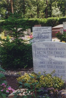 Graf-van-Anton-Stalenhoef
Graf van Anton Stalenhoef (Ome Toon) en zijn vrouw Annie Stalenhoef - Klein.
Werkte op wasserij Welgelegen als chauffeur.
