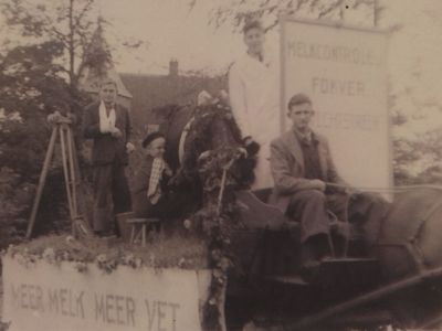 Allegorische-optocht-kroning-Juliana
6-15-1b Allegorische optocht kroning Juliana.  Melkcontrole/fokvereniging. Meer melk,meer vet. Op de wagen langs de Reevaart v l n r Jan v d Broek,Joop Venneman en Piet Snoek
