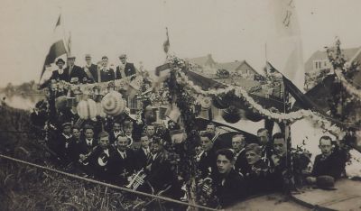 Crescendo-op-boot-bij-de-kroningsfeesten
Crescendo op een boot in de Reevaart bij de Reeweg ter hoogte van de Koningsfeesten in 1948
