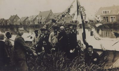 Versierde-schuit-t-g-v-Kroningsfeest
Versierde schuit op de Reevaart tvg het Kroningsfeest
