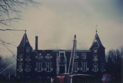 Brand-Kasteel
De brand is vermoedelijk ontstaan op de bovenverdieping .
Links  een van de brandweerlieden, de heer Jaap Scherpenhuijzen is na de brand nog een aantal dagen ziek geweest door het inademen van de rook.
Jaap Scherpenhuijzen bediende de pomp van de brandweerauto die door de brandweerlieden liefkozend Ouwe Bram genoemd werd.
