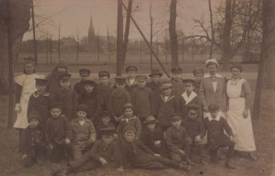 Oprijlaan-Kasteel-Nederhorst
Waarschijnlijk Duitse kinderen die door Baron G.J.K. v. Lijnden naar hier werden gehaald om aan te sterken.
Op de achtergrond de Katholieke Kerk en de Overmeerseweg.
Trefwoorden: 1e Wereldoorlog