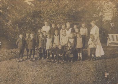 Duitse-kinderen-in-kasteeltuin
Duitse kinderen op bezoek in Nederhorst den Berg
