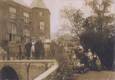 Duitse-kinderen-op-de-kasteeltrap
Groep Duitse kinderen op de kasteeltrap Kasteel 