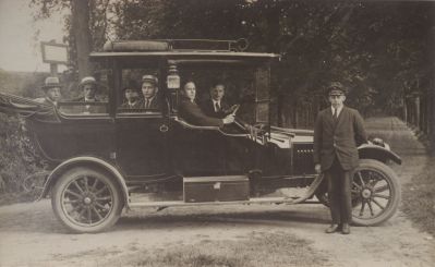 Auto-voor-kasteel
Auto voor oprijlaan van kasteel.
In de auto van links naar rechts: Doude van Troostwijk G.Barmentloo J.Slokker J.Barmentloo.
Achter het stuur T.Bouwer, ernaast G.Bouwer, staande veldwachter van Veen
Trefwoorden: Bolide