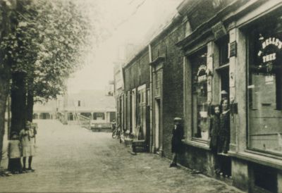 Auto-voor-kasteel
In de auto van links naar rechts: Doude van Troostwijk G Barmentloo J Slokker J Barmentloo.
Achter het stuur T Bouwer ernaast G Bouwer, staande veldwachter van Veen.
Oprijlaan voor het kasteel
