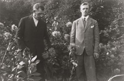 Jan-Slump
Jan Slump met zoon Franke (chauffeur bij Graaf van Bylandt.
In de tuin achter het koetshuis
Trefwoorden: kasteel