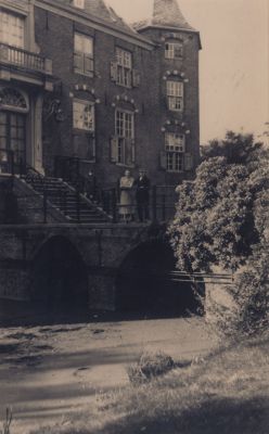 Jan-Slump-en-echtgenote-op-bordes-Kasteel
Jan Slump en echtgenote.
Slump was toezichthouder op kasteel en verdere gebouwen en grond.
