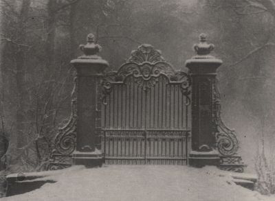Hek-oprijlaan
Het hek van de oprijlaan van Kasteel Nederhorst in de mist.
Trefwoorden: Hekwerk