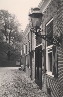 Koetshuis-van-Kasteel-Nederhorst
Zijgezicht op het koetshuis.
De kaart is verzonden door de fam Westerdijk en Terpstra-de Haas aan fam M Kuijers Boter-Kaashandel te Leeuwarden
Trefwoorden: Kasteel Nederhorst