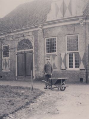 Toezichthouder-op-kasteel
Toezichthouder van het kasteel Jan Slump -  De heer Slump werd door de Jeugd van Nederhorst den Berg zeer gerespecteerd met andere woorden   hij had de wind er onder bij de jeugd
Trefwoorden: makkies kermis  Bewaking