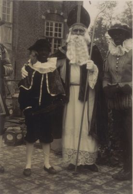 Sinterklaas-en-2-Pieten-voor-Kasteel-NdB
Sinterklaas en 2 Zwarte Pieten voor kasteel Nederhorst.
Teunis Bouwer is Sinterklaas.
