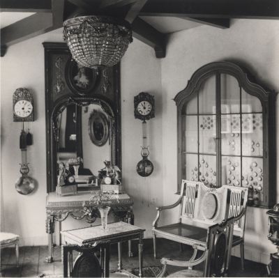 Kasteel-interieur
Torenkamer met inventaris in 1964.
Het kasteel werd in januari 1971 getroffen door brand waarbij een zeer groot deel van de inventaris verloren is gegaan.
