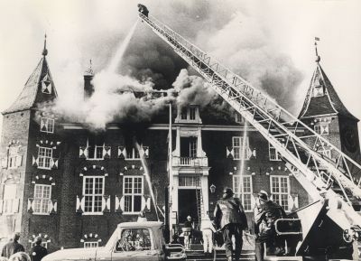 Brand-kasteel
Grote brand in het kasteel.
De vlammen slaan het dak uit.
Brandweer met grote ladderwagen probeert de brand te blussen.

