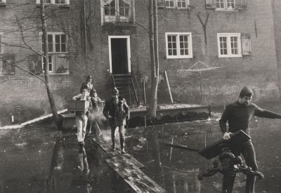 Brand-kasteel
Men probeert nog verschillende stukken uit het kasteel te redden.
Op de voorgrond Gerard Leurs kasteelmedewerker met een tafel. 
Links Eric Jonker, zoon van de eigenaar, met een kastje.

