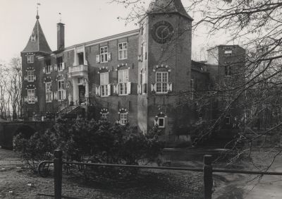 Kasteel-na-de-brand
Voorkant en rechter zijkant van het kasteel na de brand.
De achterste toren is door de brand vernietigd.
