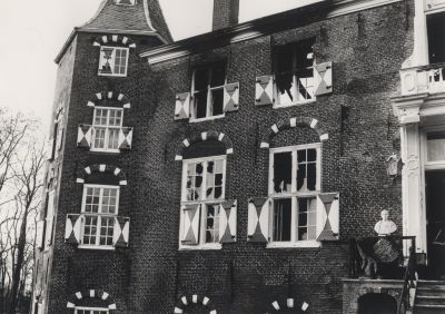 Kasteel-na-de-brand
De voorkant van het kasteel na de brand.R
Ruiten zijn gesprongen door de hitte.
