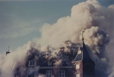 Brand
De grote brand ,die het kasteel met de klokkenverzameling van de eigenaar , de heer L.J.Jonker, voor een groot deel verwoestte.
De klok in de rechter toren is na de eerste restauratie , door de heer Jonker geplaatst.
Trefwoorden: Kasteel, brand, klokkenverzameling