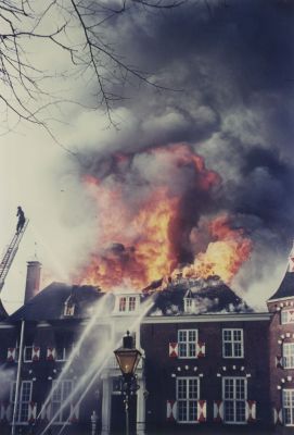 Brand
Verwoestende brand in het kasteel .
De brandweerman boven op de ladder is lid van het te hulp geroepen brandweercorps van Weesp.
Trefwoorden: Brandweer, Brandweercorps van Weesp