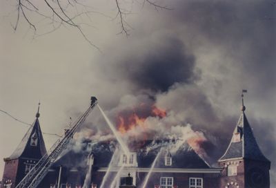 Brand-kasteel----Nederhorst
De brand slaat al door het dak en de achterste toren.
Trefwoorden: Brand; kasteel; brandweer;