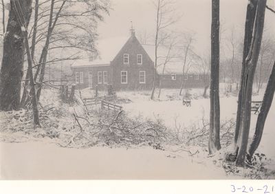Boerderij-bij-kasteel
Boerderijtje bij het kasteel in de sneeuw. 
Eigendom Hermine Wolters Stichting.
