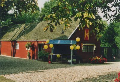 Open Monumentendag kraampje van de HK
Open Monumentendag  op het terrein bij kasteel Nederhorst. Kraampje van de Historische Kring. Het bos achter het kasteel mocht bezichtigd worden.
Trefwoorden: Historische Kring, Open Monumentendag