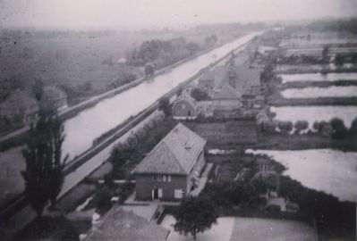 Panorama
Op de foto vooraan het Zusterhuis.
Dammerweg 8
Daarachter de gereformeerde kerk.
De Reevaart liep nog door het dorp.
