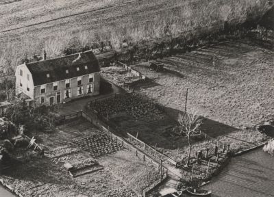 Luchtfoto-boven-Eilandseweg
Dirk Hageman heeft hier gewoond tot 1918,
Hier was ook een overzetveer richting Amsterdam-Hilversum.
