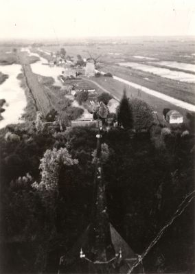 Spiegel en Blijkpolder
De Spiegelpolder  links  en de Blijkpolder  rechts -  In het midden het Ankeveense pad met de molen-  De foto is genomen vanuit de kerktoren van de R-K-kerk aan de Dammerweg
Trefwoorden: Dorpszicht