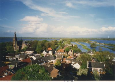 Luchtfoto-Het-oude-dorp
Luchtfoto met overzicht van het oude dorp. 
Rechtsonder de NH-pastorie. Midden  met 4 dakkapellen het chinese restaurant, vroeger o.a Cafe Bornhijm. 
Twee witte gevels links zijn van mode Brinkers. 
Links daarvan Hotel Café Restaurant Het wapen van Nederhorst.
Het water links is de Spiegelpolder. 
Rechts het water van de Blijkpolder met nog enkele z.g legakkers. 
Achter Brinkers is nog de molen aan het Ankeveensepad zichtbaar
