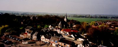 Centrum-Nederhorst-den-Berg-vanuit-de-lucht
Centrum Nederhorst den Berg vanuit de lucht. Panorama vanuit de toren van de RK.Kerk naar het zuidoosten.
Links:    plein met muziektent en Brilhoek  
Rechts : Horn-en Kuyerpolder De Kuyerpolder
Midden: Kerkstraat met de Willibrordkerk
Trefwoorden: Centrum
