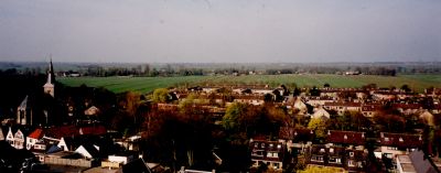 Nederhorst-den-Berg-vanuit-de-lucht
Nederhorst den Berg vanuit de lucht. Links Kerkstraat Midden Zorgcentrum De Kuyer Rechts Horn en Kuijerpolder tot aan de J v Ruysdaelstraat. Panorama vanuit de toren van de R K Kerk naar het westen De toren stond in de steiger
Trefwoorden: Horn en Kuyerpolder
