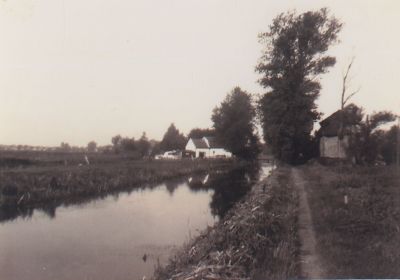 Ankeveensevaart
Links ver weg de Rode Buurt.
Voor Theus van Assem was schilder en noemde de schilder De God van de knoeiers
Rechts hooiberg van Huisman.
Knecht van Huisman heette De Pater, echte Westfries.
Trefwoorden: Ankeveensepad