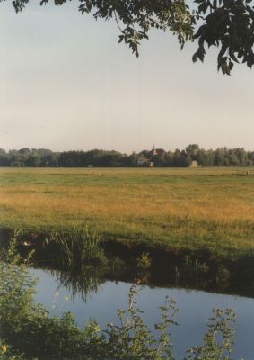 Voormalig-Petersburg
Op deze driehoek weiland stond voorheen Lustoord Petersburg, gebouwd door Christoffel Brants.
Uitzicht is op kerkje van Nigtevecht.
Trefwoorden: Buitenplaats Landschap