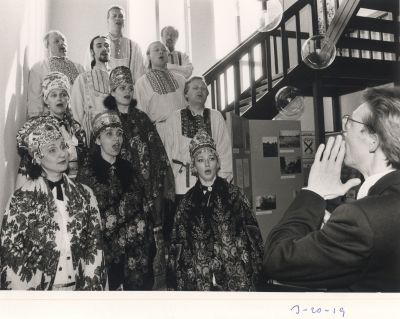 Russisch-koor
Russisch Orthodox koor zingt bij opening van de Tsaar Peter de Grote tentoonstelling in het gemeentehuis van NdB.
Er stond een maquette van de tuinen van de buitenplaats -Petersburg-.
Zie Werinon-special : Petersburg .

