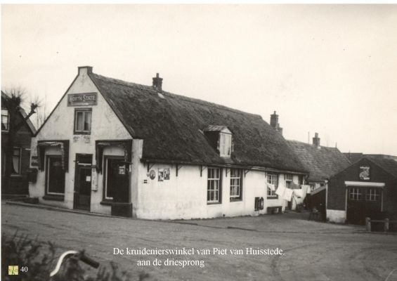 Kruidenierswinkel 
De kruidenierswinkel van Piet van Huisstede aan de driesprong 
kruispunt Vreelandseweg-Overmeerseweg-Middenweg 
Trefwoorden: Boerderij