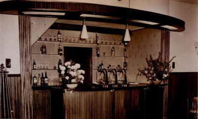 Bar-Thomas-van-der-meer
Interieur van Bondshotel Het Wapen van Nederhorst van Thomas van der Meer.
Voorheen Bondshotel Nederhorst (Van der Voorn)
Van der Voorn had ook een metselbedrijf. 
Hij heeft veel huizen op de Dammerweg gebouwd.
Trefwoorden: Middenstand