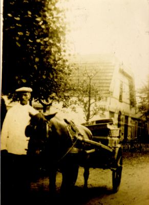 Broodbakkerij
Bakker Wim Dubelaar Sr. 
Met paard en wagen  ging hij langs de deur om brood te verkopen.
Het huis op de achtergrond was tot ± 1975 sigarenmagazijn en handwerkwinkel van de fam.Hoetmer.
Daarna kwam er een speelgoedwinkel -t Bazarretje- van de fam.Vaessen.
Sinds 1978 is de apotheek er gevestigd.
