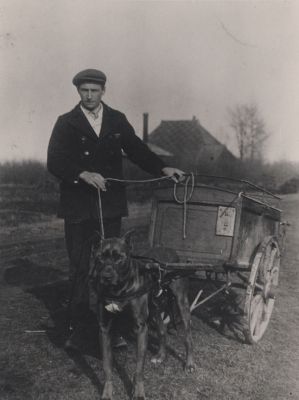 Brood-bezorgen
Gerard Roukens.
Brood bezorgen met de hondekar.
