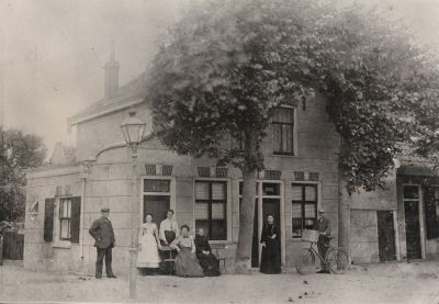 Kruidenierswinkel
Kruidenierswinkel in 1920 met als uitbaatster weduwe Hageman-  Later de winkel van Schoordijk-  Sinds 2011 bij Albert Heijn getrokken
Trefwoorden: Kruidenierswinkel