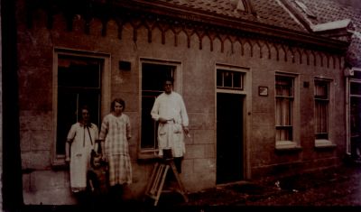 Schilderwerkzaamheden
Schilderwerkzaamheden aan het pand van Stalenhoef. Werd later de Kapsalon van Papilotte, daarna werd het een woonhuis.
