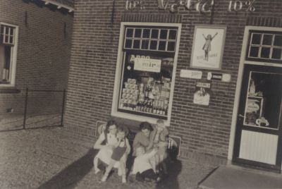 V--g--winkel-van-Tinus-Vlaanderen
Tinus Vlaanderen voor zijn Végé - winkel met vrouw en kind.
Trefwoorden: Middenstand