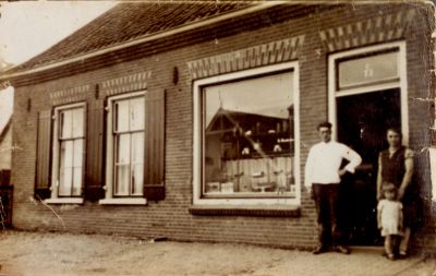 Bakkerij-Roukens
Bakker G Roukens en M Roukens-Schuurman met dochter   Winkel en daarachter de bakkerij Op 7 december 1991 is deze bakkerij opgeheven
Trefwoorden: Bakkerij