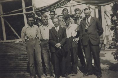 Nieuwbouw-bedrijf-Ketelaar
Voor v.l.n.r.:
???? Ad Scheepmaker- Toon de Groot-????-A.Ketelaar
Achter v.l.n.r.:
??????? Henk Middelkoop, Cees de Groot,
