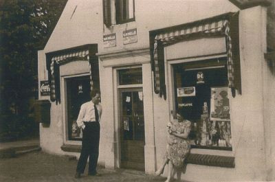 Kruidenierswinkel
Winkel van Piet v Huisstede en zijn vrouw Jans v Huisstede-Hermes.
Trefwoorden: Overmeer