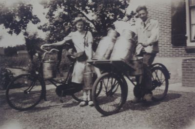 Melkboer-op-transportfiets
Melkboer Gerrit van de Vliet
 De melkbussen werden vervoerd op een transportfiets.
