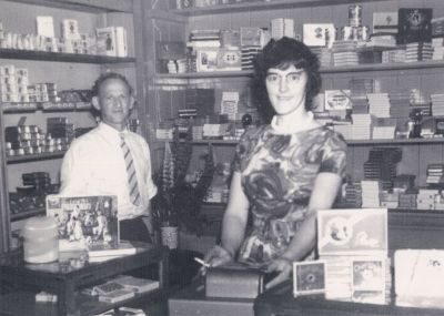 Gijs-en-Cor-van-Schaik-in-sigarenwinkel
Gijs van Schaik met zijn vrouw Cor Massop in hun sigaren- en hengelsportartikelenwinkel.
