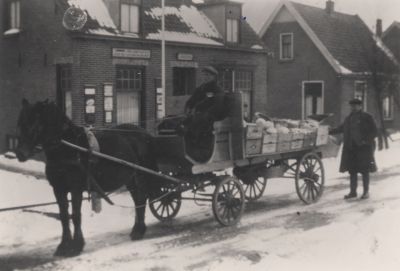 Groenteboer-Niek-Versteeg
Groenteboer Versteeg dichtbij zijn huis op de Dammerweg.
Achter de kar Willen de Leeuw.
