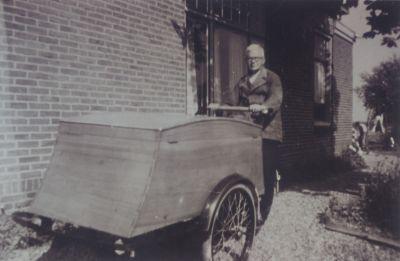 Kruidenier-Tinus-Vlaanderen
Kruidenier Tinus Vlaanderen met de bakfiets.
